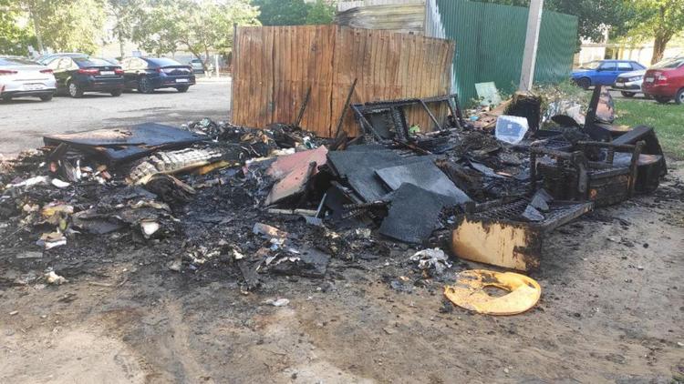 В Будённовске подожгли мусорные контейнеры