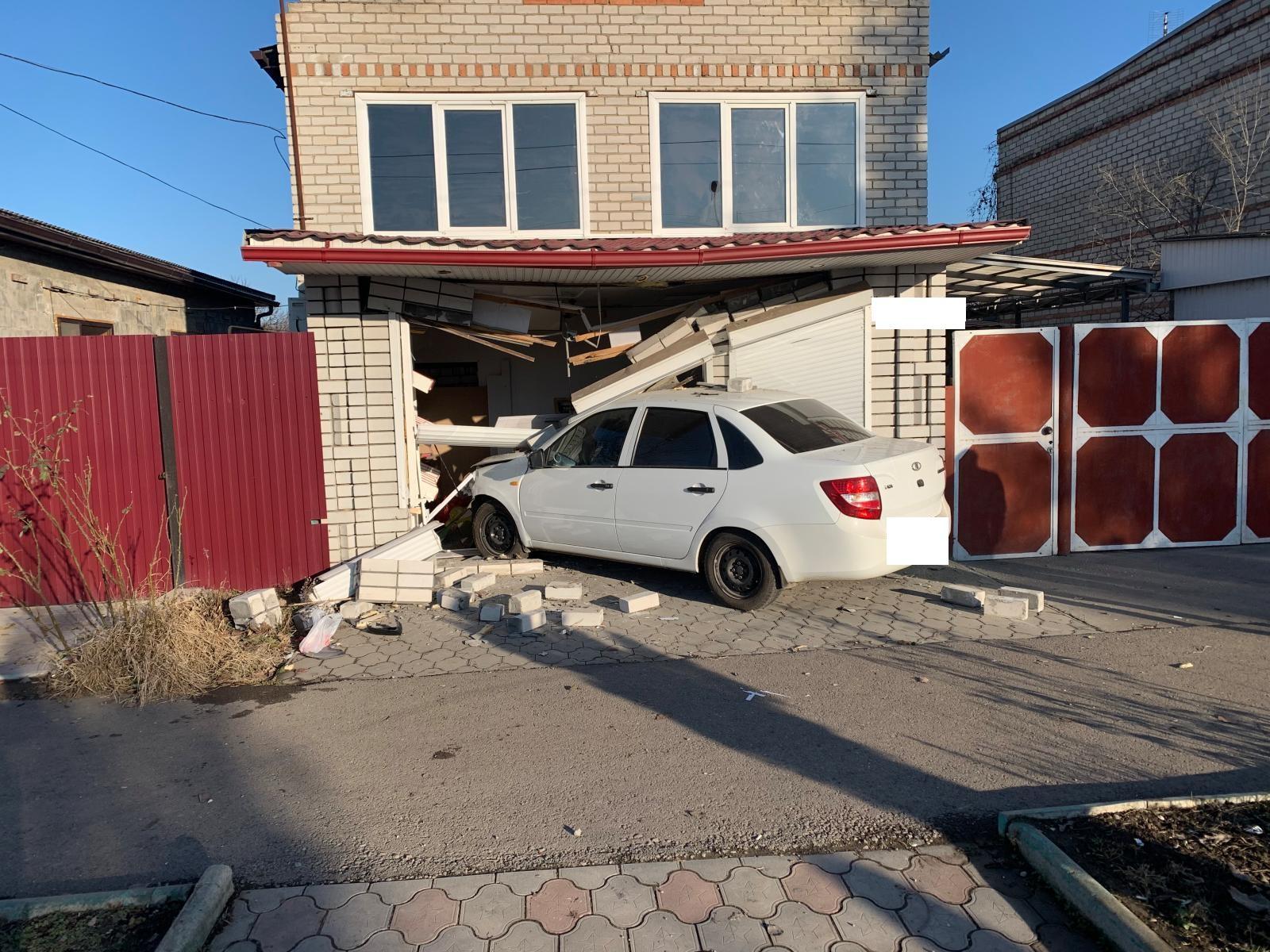 В Новопавловске водитель врезался в стену дома | Ставропольская правда