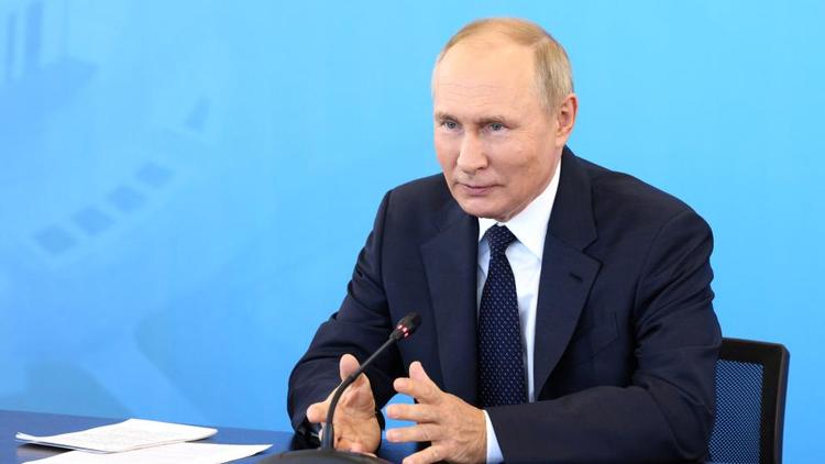 Владимир Путин ознакомился с выставкой о лабораториях Новгородской технической школы