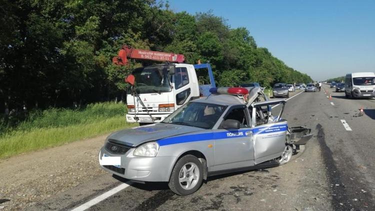 Двое полицейских ранены в столкновении автомобиля ДПС и грузовика