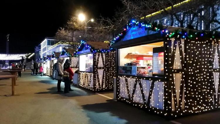 Новогодний фудкорт открыли в Ставрополе на площади Ленина