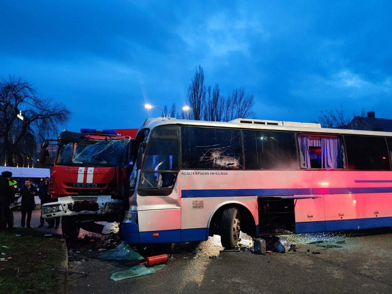 В Пятигорске столкнулись экскурсионный автобус и пожарная машина |  Ставропольская правда