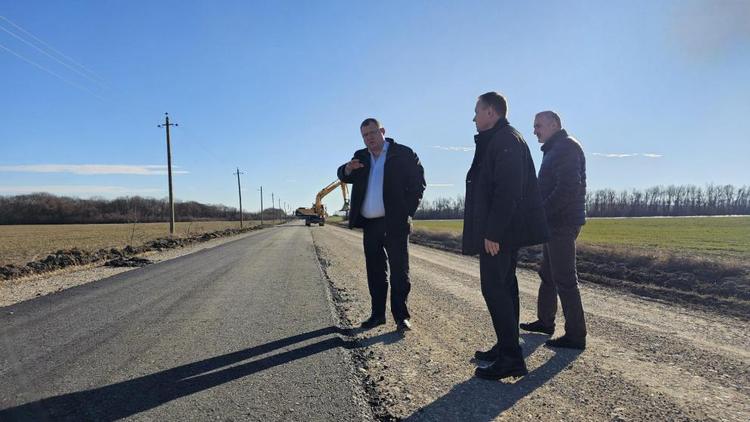 В Предгорном округе Ставрополья начали ремонт дороги к посёлку