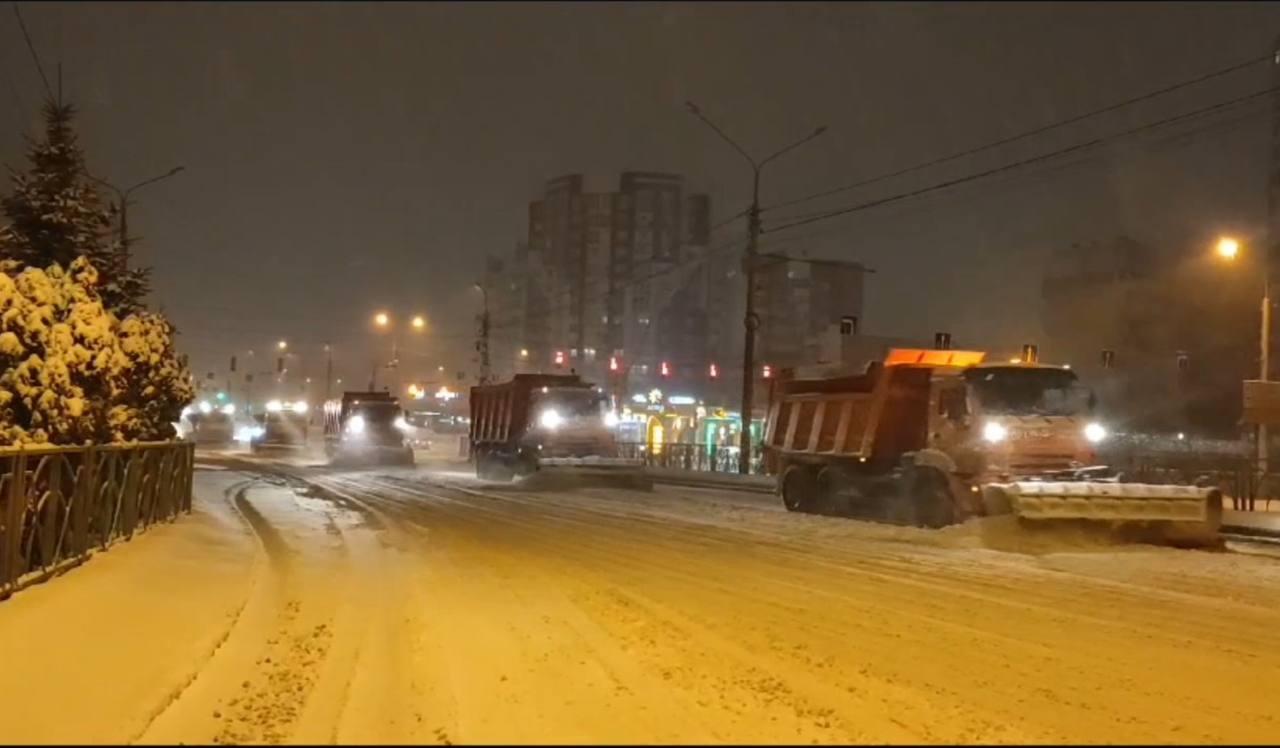 В Ставрополе коммунальщики всю ночь расчищали дороги от снега |  Ставропольская правда