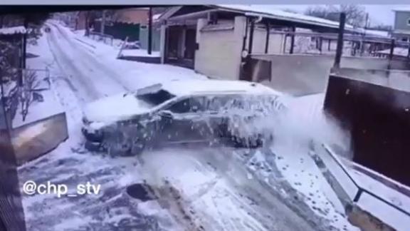 В Ставрополе иномарка протаранила ворота, въезжая на скользкий подъём