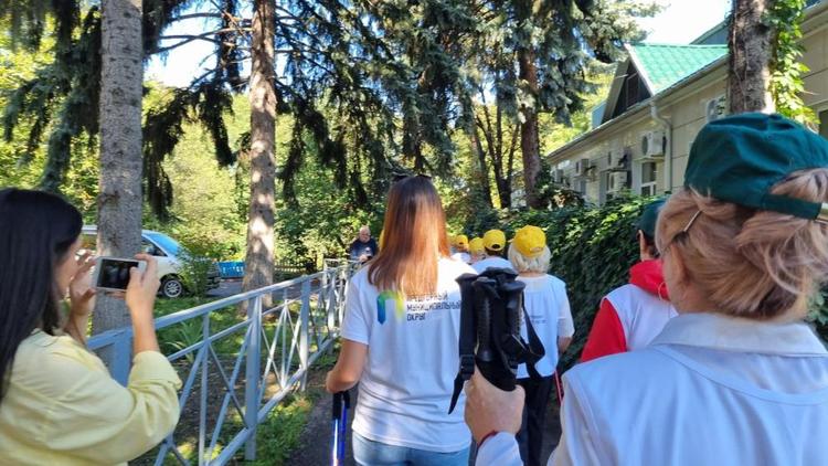 В Предгорном округе пенсионерам организовали оздоровительную прогулку