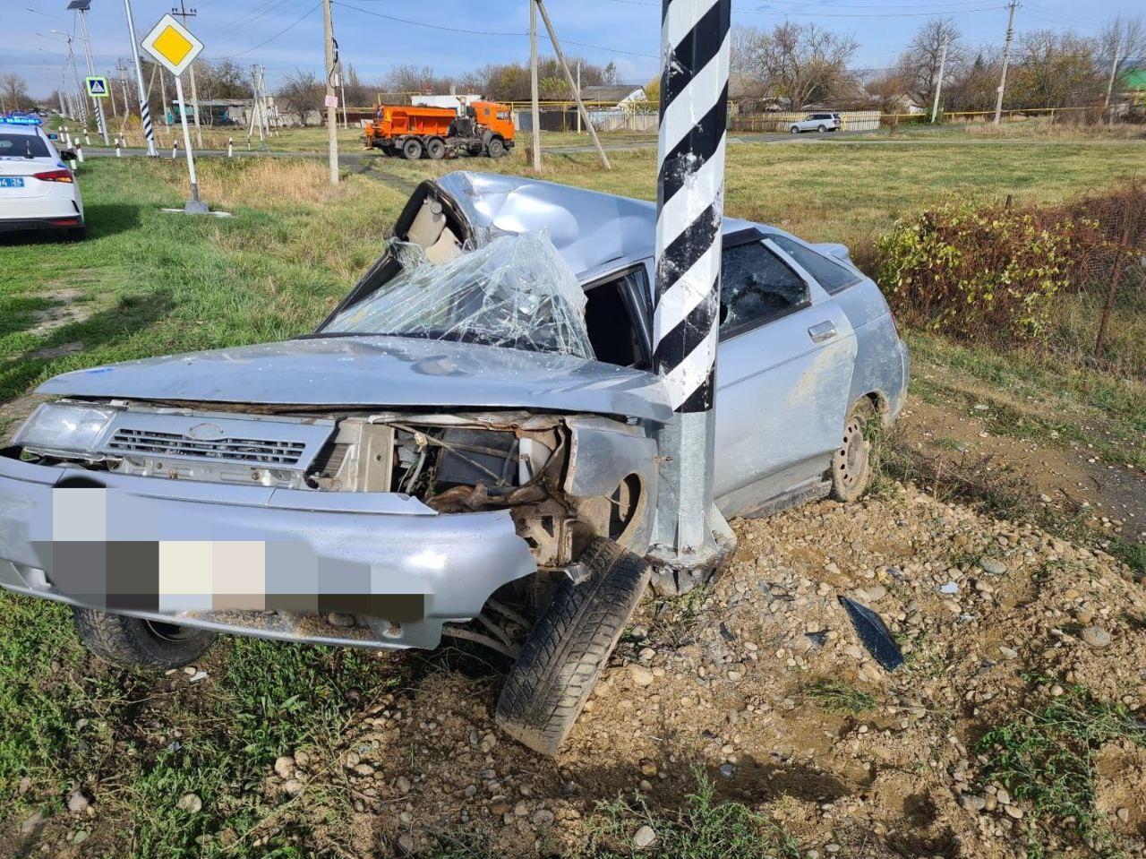 Водитель легковушки на Ставрополье влетел в столб и сломал ногу |  Ставропольская правда