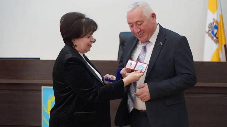 В Андроповском округе глава теротдела отмечен почетным знаком