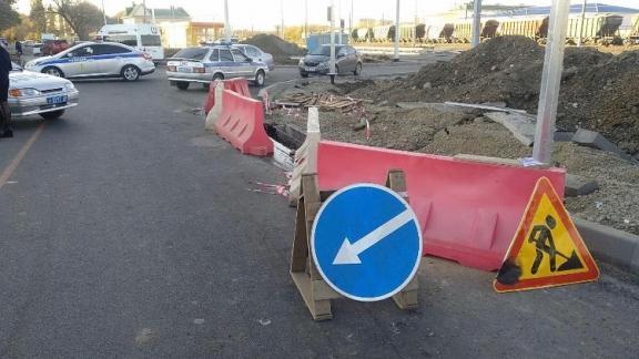 В Невинномысске молодой водитель сбил дорожника на обочине