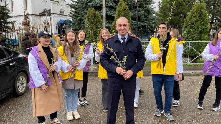 В Предгорном округе волонтёры раздали веточки вербы