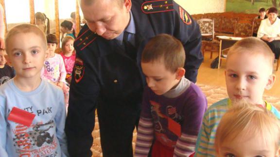 В детском саду Невинномысска инспектора ГИБДД провели викторину на знание правил дорожного движения