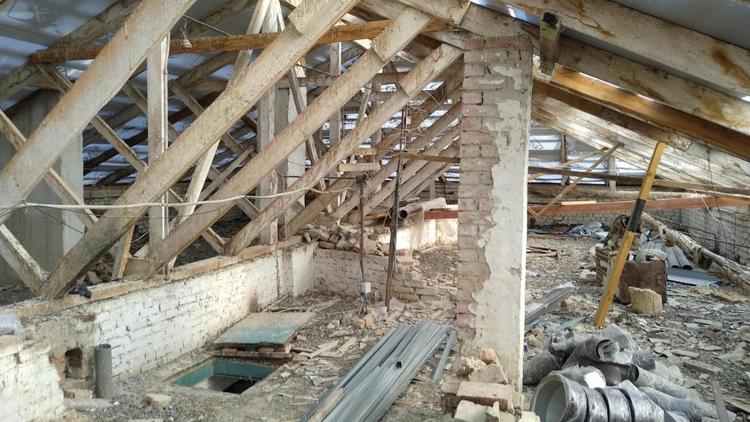 В Ессентуках рабочий упал с крыши и разбился насмерть