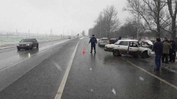 «Лада Приора» на скорости вписалась в «ВАЗ-21053» в Предгорном районе