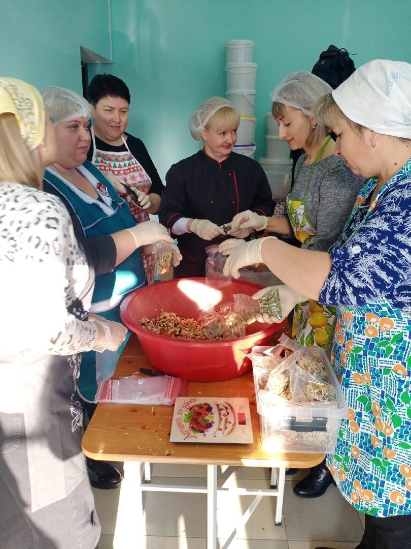 Женщины Труновского округа отправляют на передовую сухой борщ и носки |  Ставропольская правда