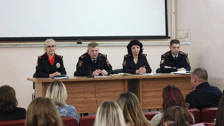 В Невинномысске полицейские и общественники встретились со студентами