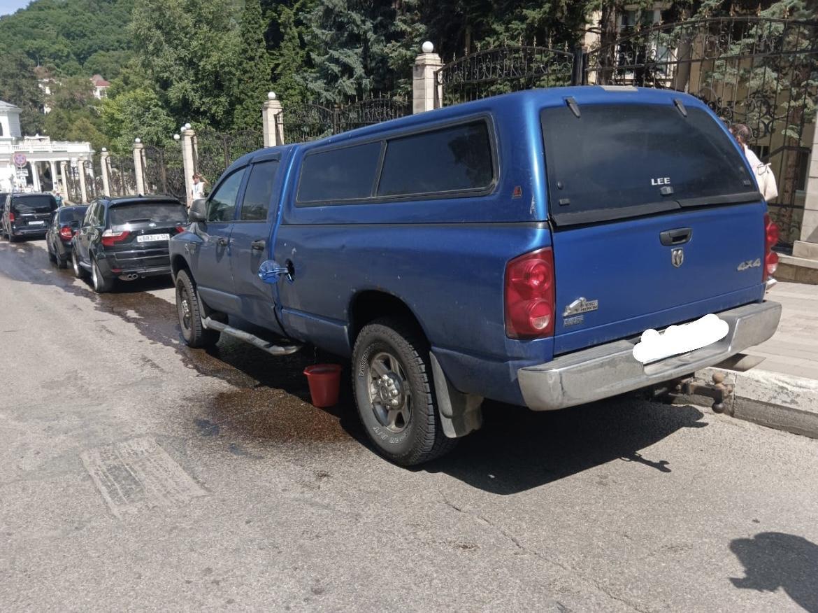 В Кисловодске из припаркованного автомобиля вытекло топливо |  Ставропольская правда