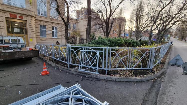 В Ставрополе 12 участков дорог обустроили новыми ограждениями