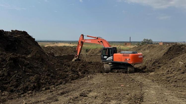 В Кочубеевском округе идут работы по очистке водоёма-накопителя