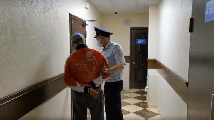 В Ставрополе поймали хулигана, облившего клеем девушку