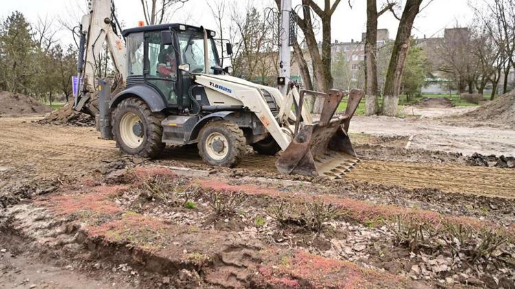 В Будённовске продолжается благоустройство сквера «Улыбка»