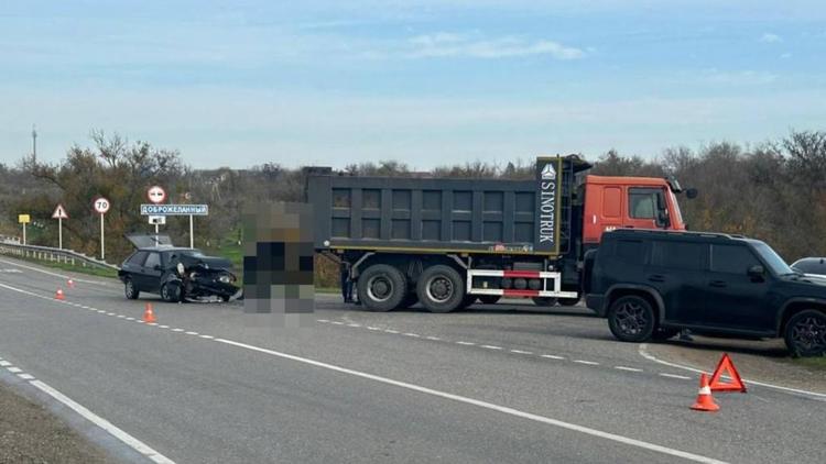 Попытка обогнать грузовик на трассе привела к травмам молодого водителя