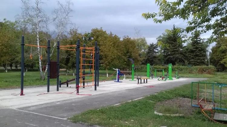 В парке села Тахта на Ставрополье устанавливают тренажеры 