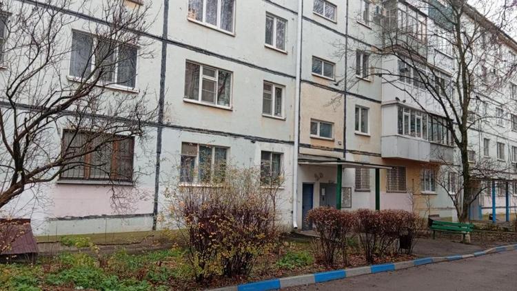 В юго-западном районе Ставрополя в пятиэтажке заменили кровлю