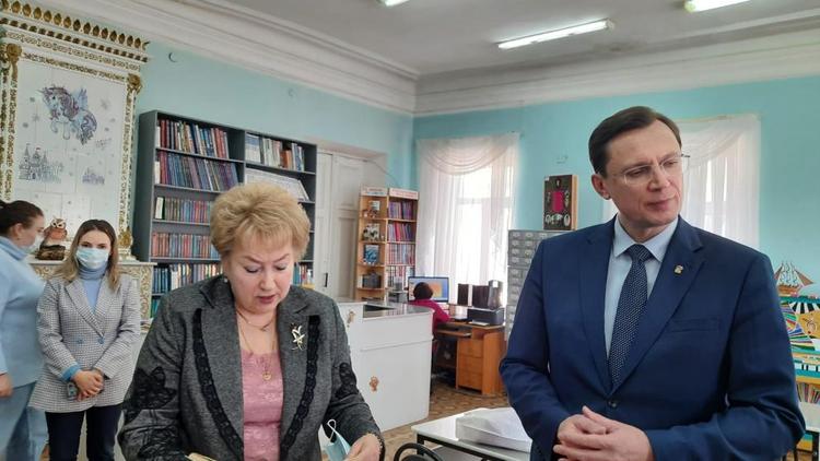 Городская библиотека Кисловодска получила книги в подарок от местных жителей и политиков