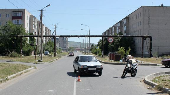 Водитель мопеда и 16-летний пассажир пострадали в ДТП в Невинномысске