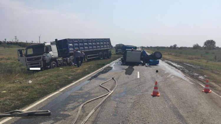 Большегруз и трактор не поделили дорогу в Будённовском районе