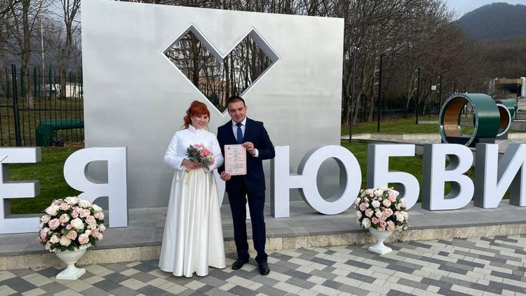 На Аллее любви в Железноводске играют свадьбы