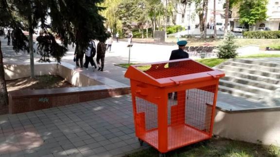 В Кисловодске вандалы утопили в реке контейнер для мусора