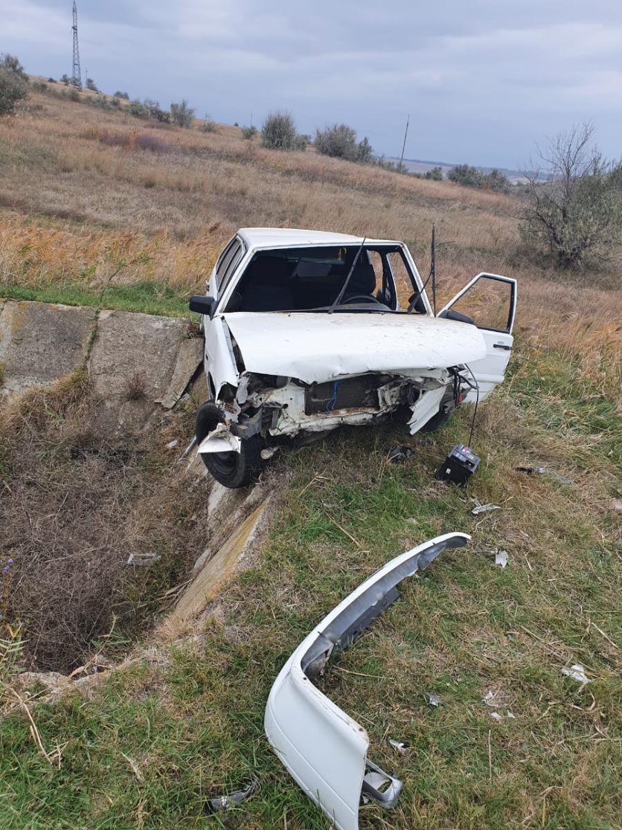 Водитель на Ставрополье не справилась с управлением и врезалась в бетонный  водосток | Ставропольская правда