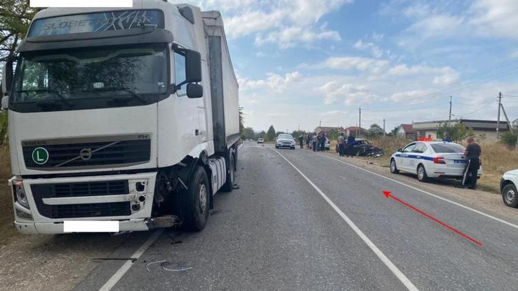 Водитель легковушки пострадал в ДТП с фурой в Минераловодском округе