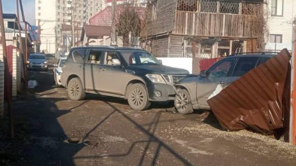 Водитель врезался в припаркованный автомобиль в Ставрополе