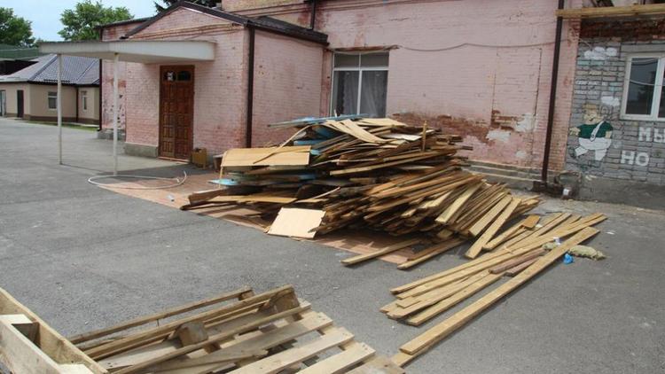 В Новопавловске ремонтируют старейшую школу