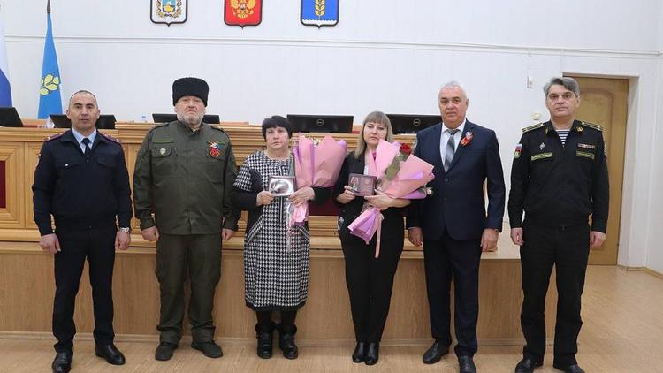 В Новоселицком округе передали награды семьям погибших бойцов СВО