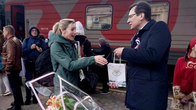 Жителей Крыма встретили в Кисловодске казачьими песнями