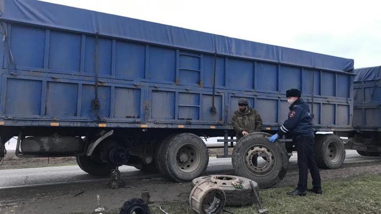 На Ставрополье автоинспекторы помогли водителю большегруза, застрявшего на обочине