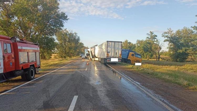 Два грузовика столкнулись в Будённовском округе Ставрополья