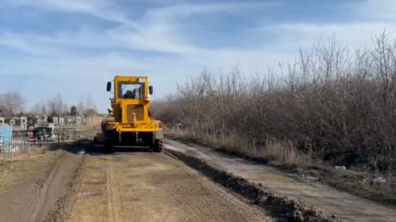 В Невинномысске благоустроили дорогу городского кладбища