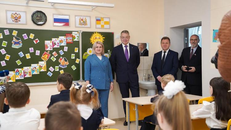 Губернатор Ставрополья поздравил выпускников на линейке в отремонтированной по президентской программе школе
