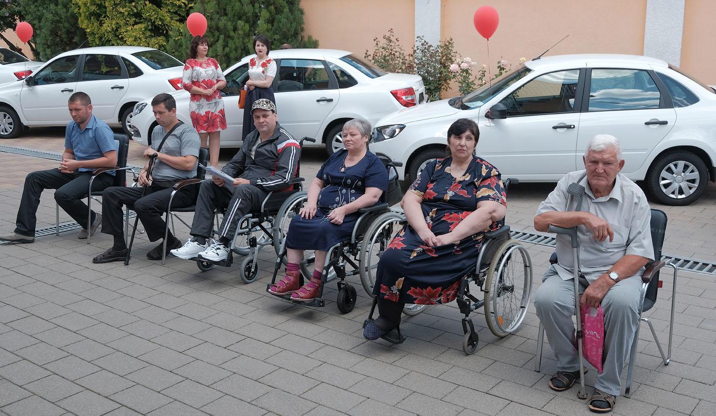 7 инвалидов производства получили автомобили «Лада Гранта» в Ставрополе |  Ставропольская правда