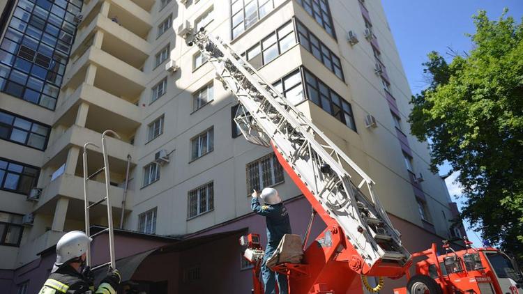 В Будённовске пять человек пострадали при пожаре в многоэтажке