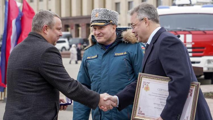 Спецтехнику ставропольским спасателям вручили глава МЧС России и губернатор