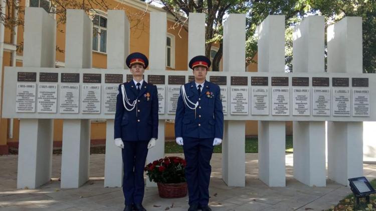 День города в Ставрополе начали с возложения цветов на Аллее Почетных граждан