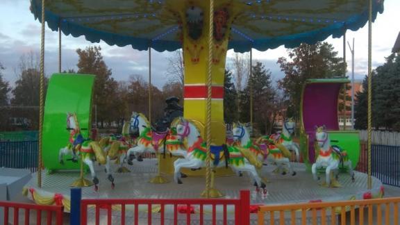 В светлоградском сквере установили новую карусель