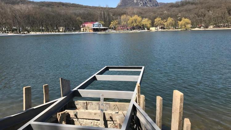 В Курортное озеро Железноводска запустят золотых рыбок