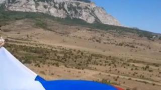 На ставропольской горе Змейка развернули полотнище триколора