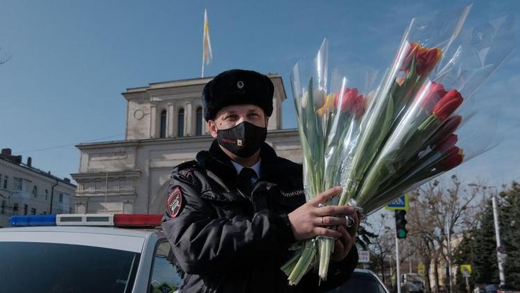 Инспекторы ГИБДД в Ставрополе поздравили автоледи с наступающим праздником